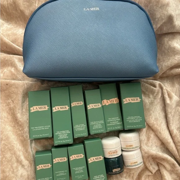 La Mer Skincare Collection with Blue Bag - Picture 1 of 6